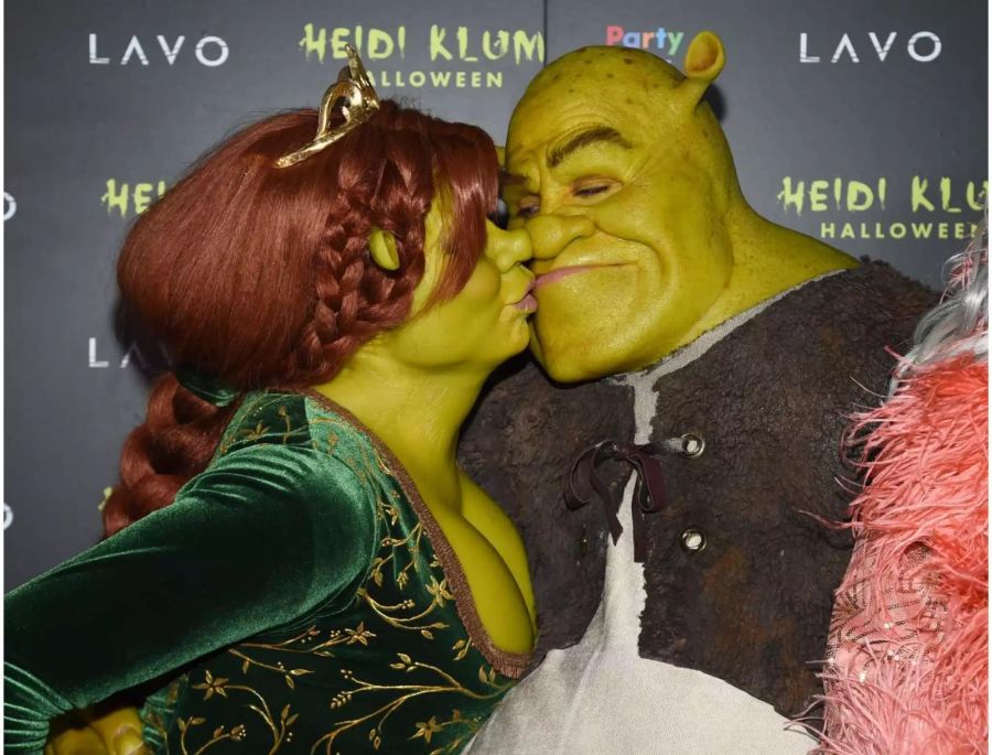 Herzig. Heidi Klum und Tom busseln an der grossen Halloween-Party als Fiona und Shrek.