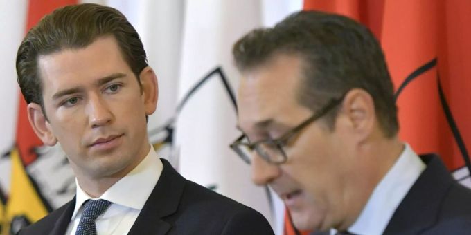 Sebastian Kurz (l), ehemaliger österreichischer Bundeskanzler (ÖVP), und der ehemalige Vizekanzler Heinz-Christian Strache (FPÖ) während des Pressefoyers im Rahmen einer Sitzung des Ministerrats im Bundeskanzleramt. strache kurz