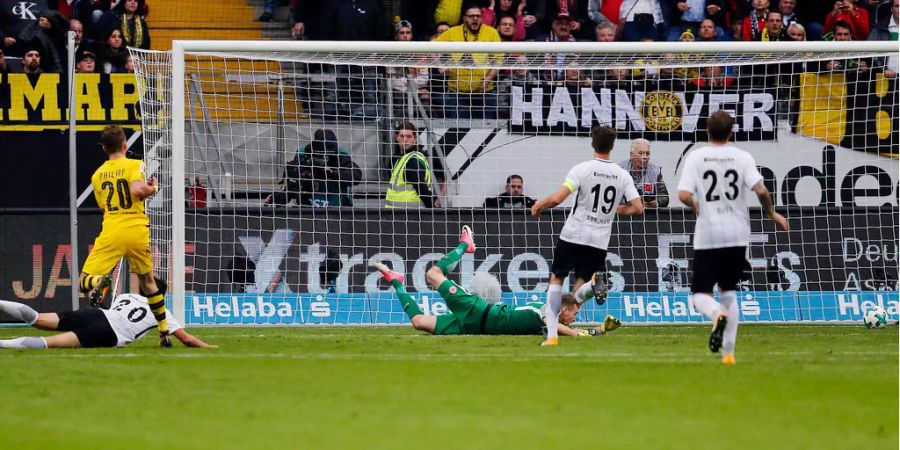 Borussia Dortmund wird zu Saisonbeginn für die fantastische Offensive gelobt. Jetzt hat der Wind gedreht: Die anfällige Defensive unter Trainer Peter Bosz (53) lässt zu viele Tore zu. Neuster Rückschlag ist das 2:2 gegen Eintracht Frankfurt. Der BVB liegt nach einer Stunde noch 2:0 in Führung, muss dann aber dennoch Punkte abgeben. Roman Bürki (26) zeigt einige gute Paraden, verschuldet aber auch einen Penalty.