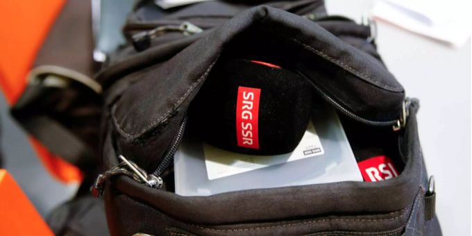 Mikrofone der SRG liegen in einer Tasche eines Journalisten während einer Medienkonferenz im Medienzentrum Bundeshaus. Mikrofone der SRG liegen in einer Tasche eines Journalisten während einer Medienkonferenz im Medienzentrum Bundeshaus.
