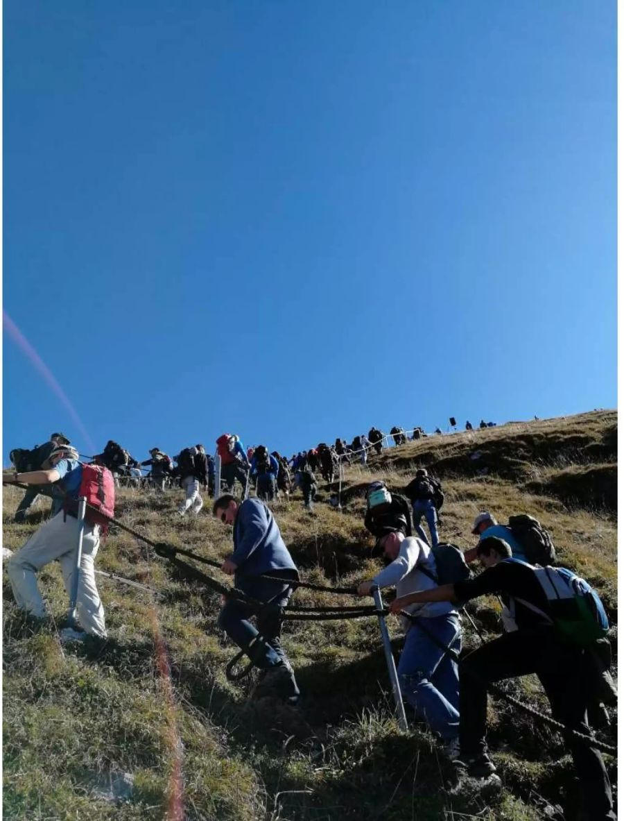 Tausende Flugfans nahmen die mehrstündige Wanderung zu den Zuschauerzonen auf sich.