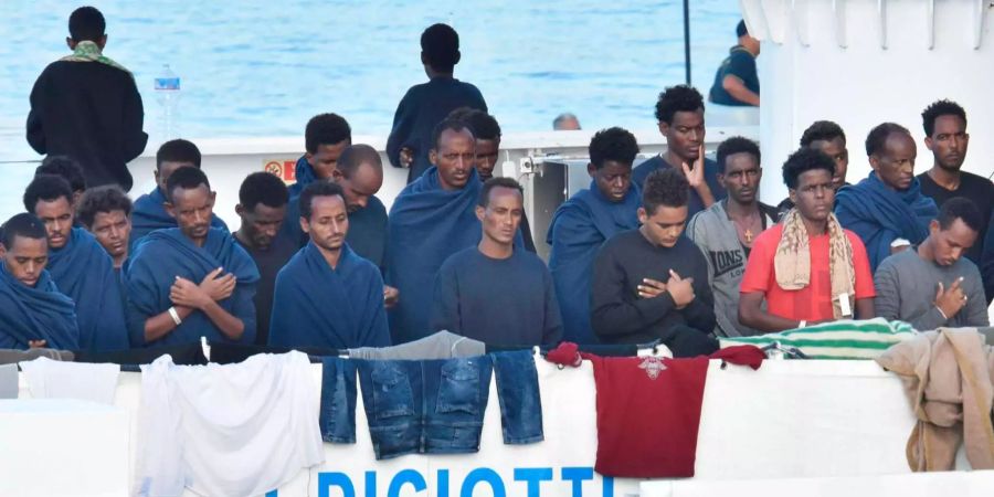 Migranten beten an Bord des italienischen Küstenwachschiffes «Diciotti» im Hafen von Catania (IT).