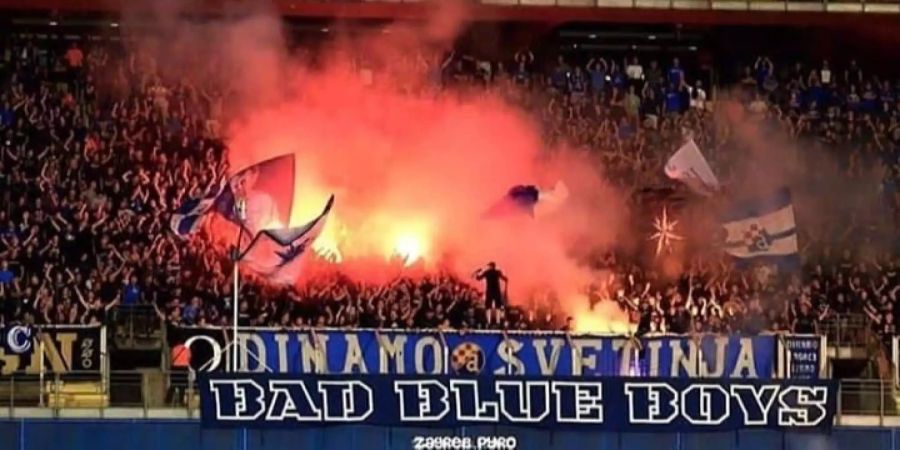 Die Fans von Dinamo Zagreb zünden bei einem Heimspiel Pyros.