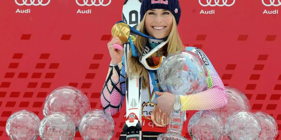 Lindsey Vonn posiert nur mit einem Teil ihrer gewonnen Trophäen und Medaillen.