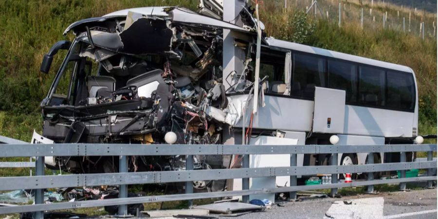 Der verunglückte Car ist vorne total vertrümmert.