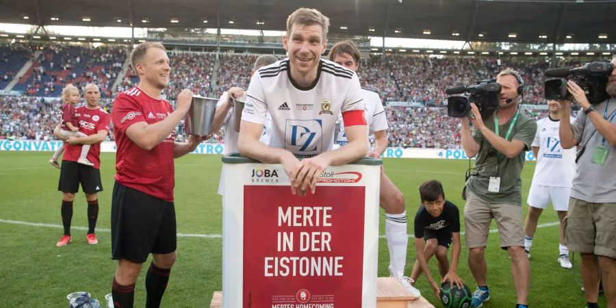 Per Mertesacker sitzt nach seinem Abschiedsspiel in der HDI-Arena in einer Eistonne.