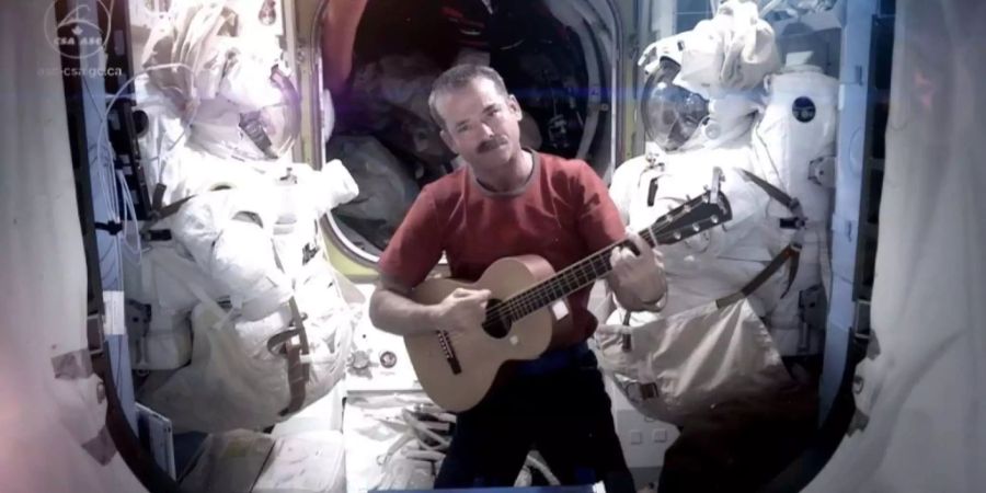 Das Bild zeigt Astronaut Chris Hadfield bei der Aufnahme des ersten Musikvideos im All für den Song «Space Oddity» von David Bowie.