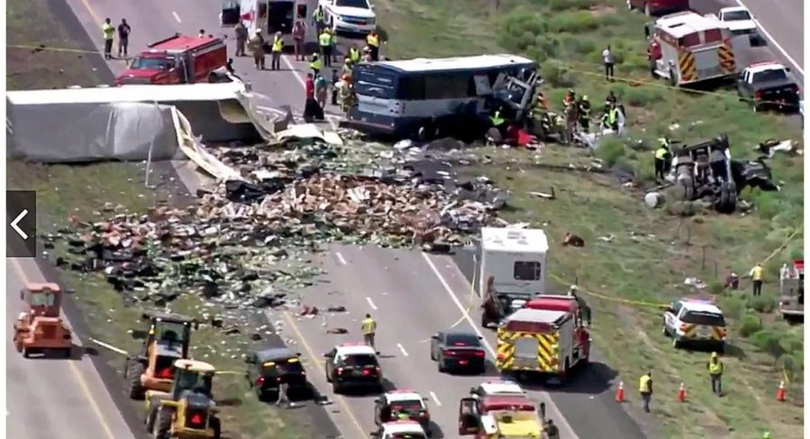 Der Greyhound-Reisebus stiess auf dem Highway 40 in der Nähe von Thoreau mit einem Sattelschlepper zusammen.