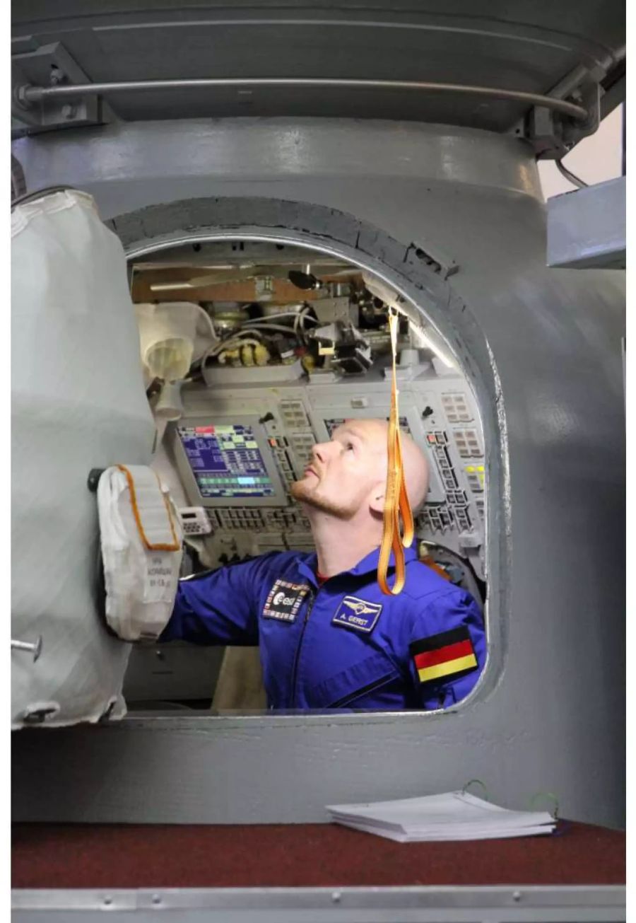 Der deutsche Astronaut Alexander Gerst nimmt im Juri-Gagarin-Kosmonautentrainingszentrum in Russland in einem Simulator einer Sojus-Raumkapsel noch ein paar Handgriffe vor, bevor er seinen blauen Overall gegen einen Raumanzug tauscht und das Training beginnt.