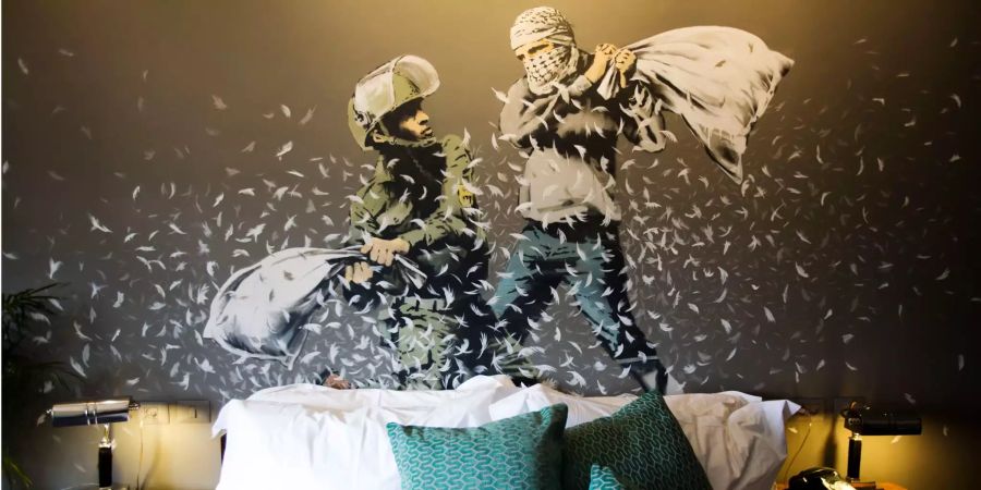 Ein Wandbild des britischen Street-Art Künstlers Banksy mit einem israelischen Soldaten und einem Palästinenser bei einer Kissenschlacht ziert ein Zimmer des «The Walled Off Hotel» in Bethlehem im Westjordanland.