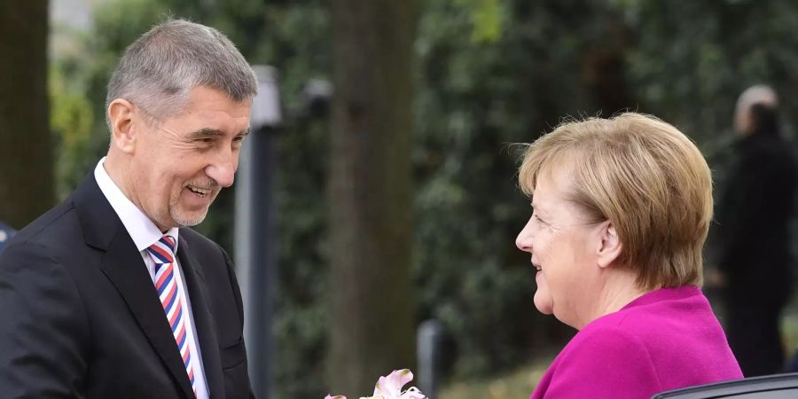 Andrej Babis, Ministerpräsident von Tschechien, begrüsst Bundeskanzlerin Angela Merkel (CDU).