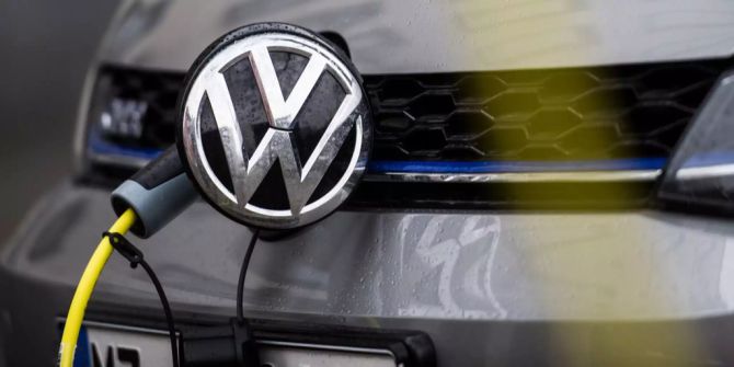 Ein Elektro-Auto von VW wird an einer Tankstelle aufgeladen.