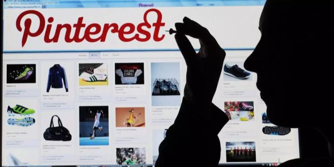 Pinterest möchte an die Börse. Eine Frau hält eine Pinnnadel.