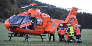Eine verletzte Person wird in einen Hubschrauber verladen.