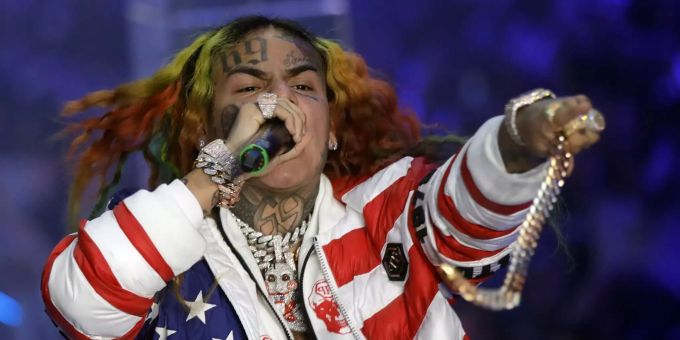 Auch Rapper 6ix9ine ist stark tätowiert. Seine Jobsuche dürfte dies jedoch nicht beeinflusst haben. 6ix9ine