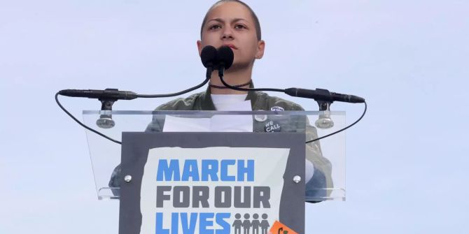 Die Schülerin Emma Gonzalez, Überlebende des Amoklaufs von Parkland, spricht bei der Kundgebung «Marsch für unsere Leben».