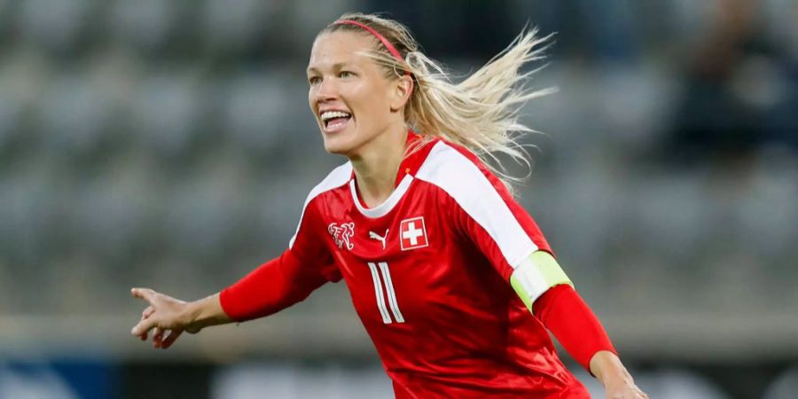 Lara Dickenmann jubelt über einen Treffer der Schweizer Frauen-Nationalmannschaft.