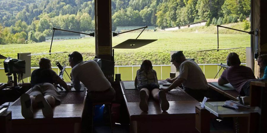 Junge Mädchen und Knaben schiessen am Knabenschiessen 2018 in Zürich - Keystone