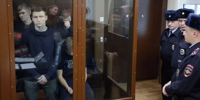 Alexander Kokorin und Pawel Mamajew bei der Anhörung in einem Gerichtssaal in Moskau.