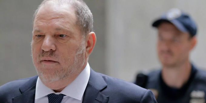 Harvey Weinstein bittet seine Freunde darum, die Ermittlungen in seinem Fall in Frage zu stellen. Harvey Weinstein, ehemaliger US-Filmproduzent, kommt zum Gericht in New York.