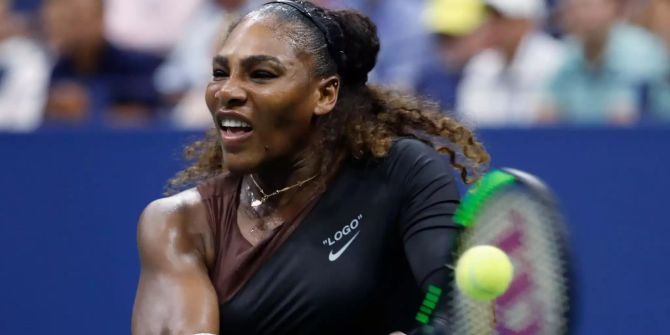 Serena Williams spielt eine Partie Tennis.