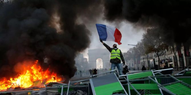 Ein Anhänger der Gelbwesten in Paris.