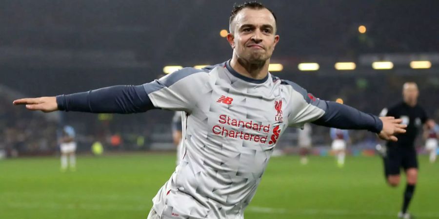 Xherdan Shaqiri trifft für Liverpool zum 3:1 in der Nachspielzeit gegen den FC Burnley und streckt seine Arme zur Feier aus.