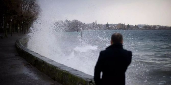 Der Wind peitscht das Wasser am Bodensee in Rorschach ans Ufer.