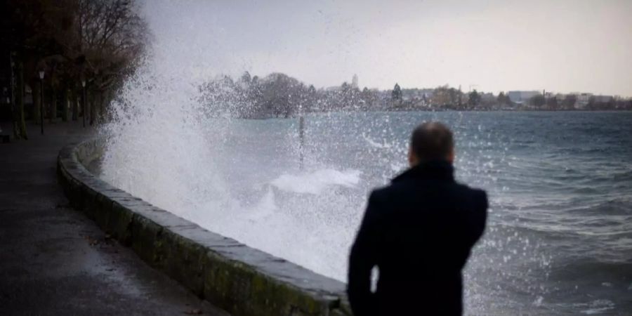 Der Wind peitscht das Wasser am Bodensee in Rorschach ans Ufer.