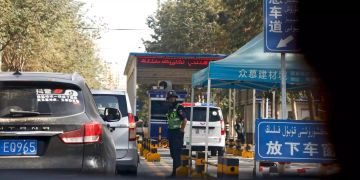 Ein Polizist bewacht einen Check-Point in Chinas westlicher Xinjiang Region.