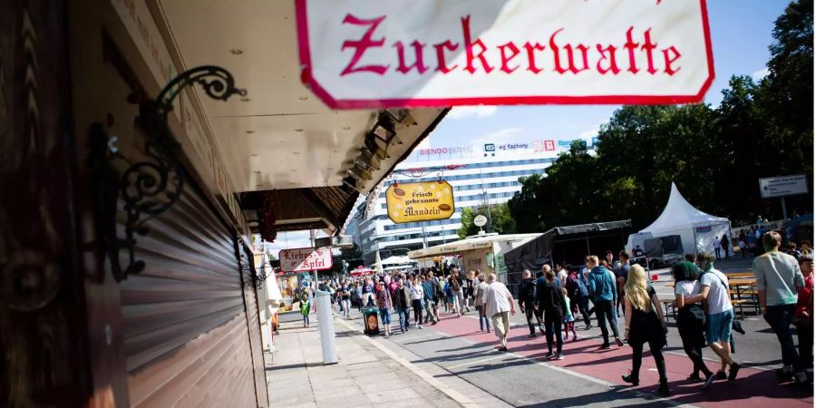 Besucher verlassen das Stadtfest in Chemnitz (D), welches wegen der Messerstecherei frühzeitig schliesst.