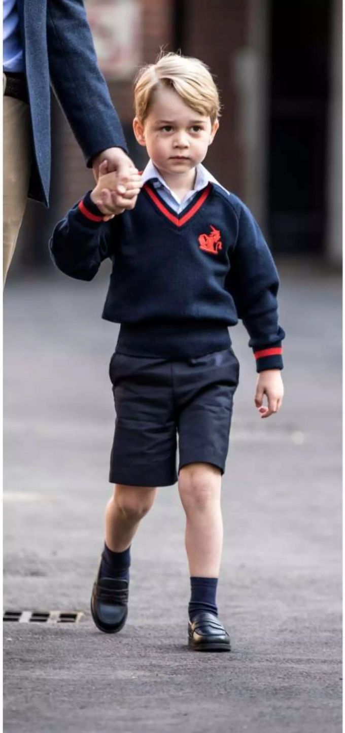 Prinz George, Sohn von Prinz William und Herzogin Kate, trägt meist Shorts. kate middleton