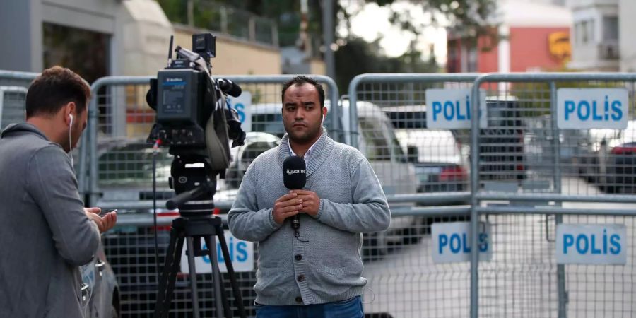 Medienvertreter berichten am Eingang einer gesperrten Strasse zum saudi-arabischen Konsulat.