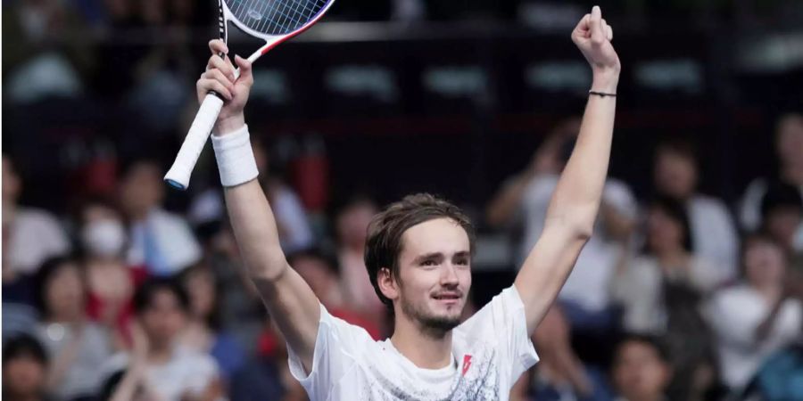 Daniil Medvedev feiert seinen Sieg in Tokio über Kei Nishikori.