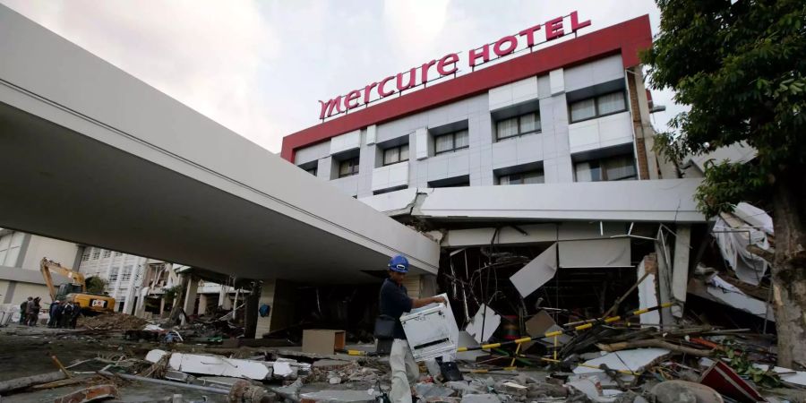 Das Mercure Hotel wurde bei dem Erdbeben und dem Tsunami auf Sulawesi in Indonesien schwer beschädigt.