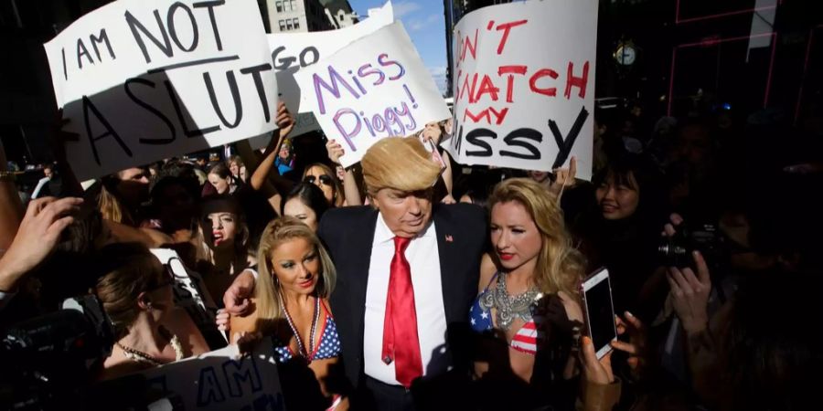 Ein Protest gegen die frauenfeindlichen Aussagen von Donald Trump vor dessen Wahl in 2016.