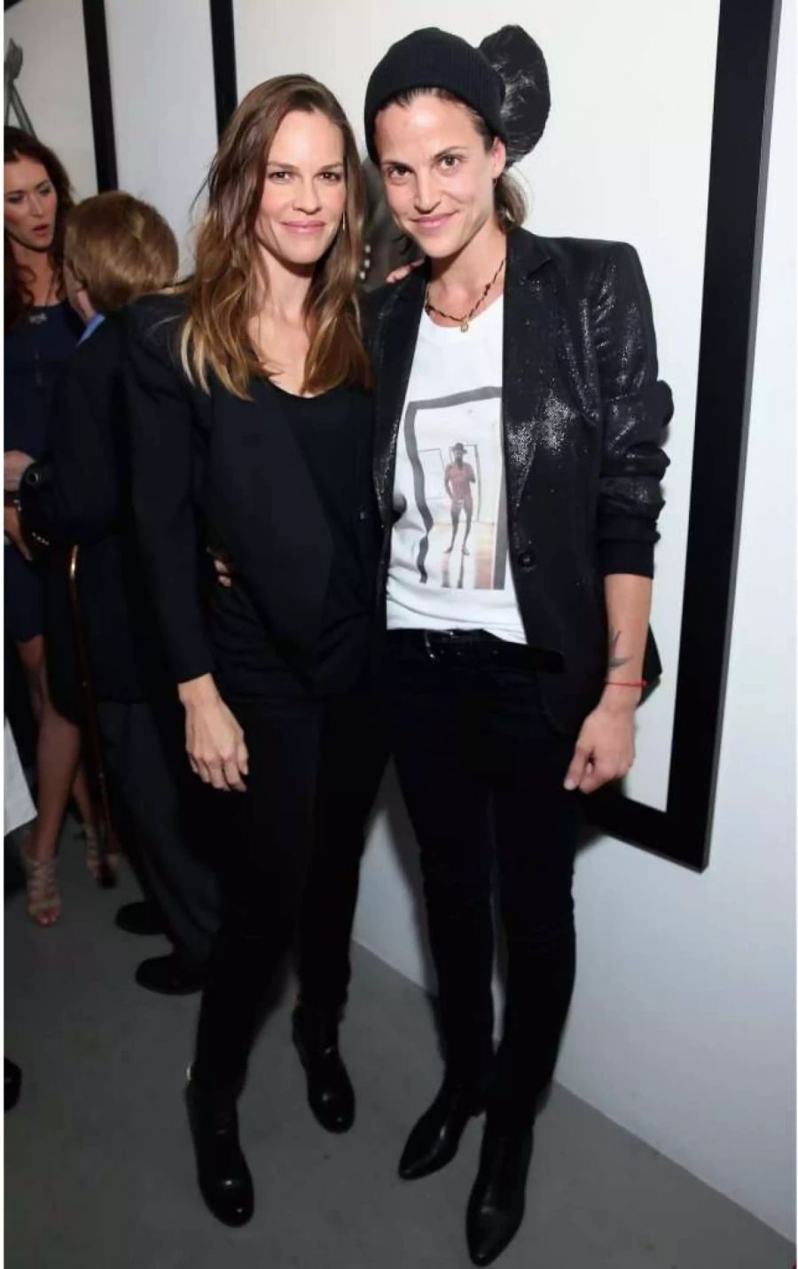 Stylistin Masha Mandzuka (r.) und Schauspielerin Hilary Swank.