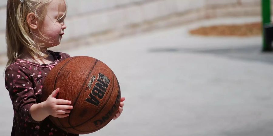 Mädchen mit Basketball