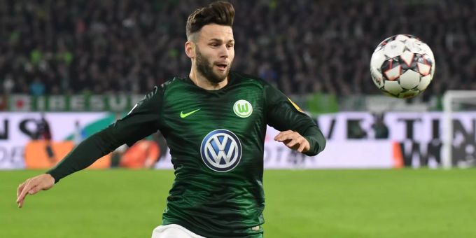 03.11.2018, Niedersachsen, Wolfsburg: Fussball: Bundesliga, 10. Spieltag: VfL Wolfsburg - Borussia Dortmund in der Volkswagen-Arena. Wolfsburgs Renato Steffen ist am Ball. Foto: Peter Steffen/dpa - WICHTIGER HINWEIS: Gemäss den Vorgaben der DFL Deutsche Fussball Liga bzw. des DFB Deutscher Fussball-Bund ist es untersagt, in dem Stadion und/oder vom Spiel angefertigte Fotoaufnahmen in Form von Sequenzbildern und/oder videoähnlichen Fotostrecken zu verwerten bzw. verwerten zu lassen. +++ dpa-Bildfunk +++ VfL Wolfsburg - Borussia Dortmund