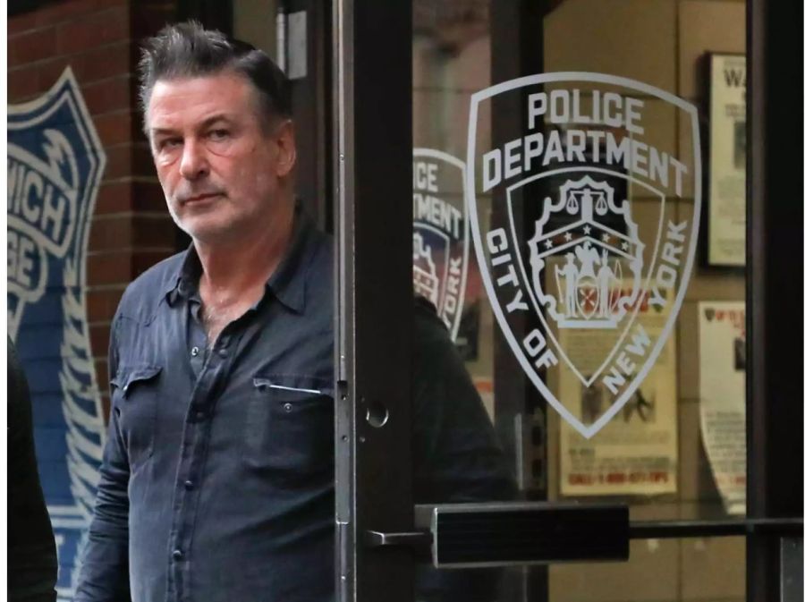 US-Schauspieler Alec Baldwin kommt aus einer Polizeistation in New York.