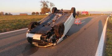 Unfallwagen auf dem Dach