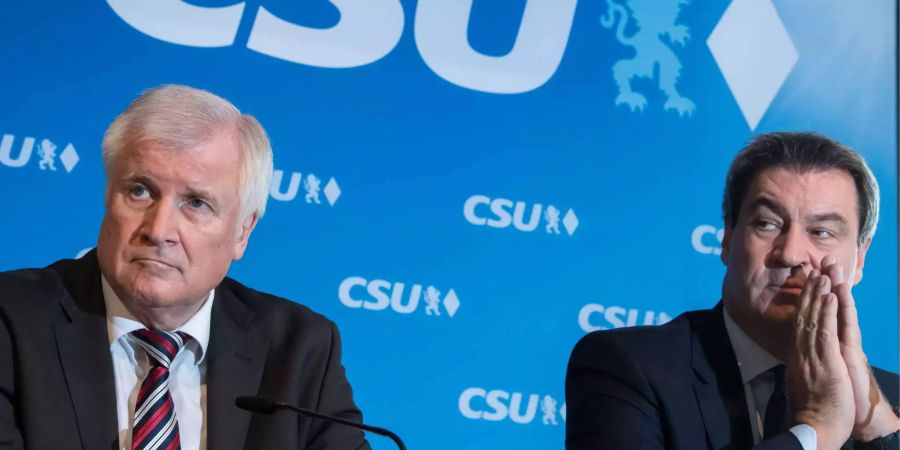 Horst Seehofer (l, CSU) und Markus Söder (r., CSU) geben nach der CSU-Vorstandssitzung eine gemeinsame Pressekonferenz.