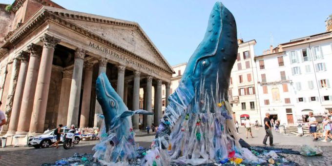 Die NGO Greenpeace sorgt sich um das Wohl der Wale. (Symbolbild) Eine Protestaktion von Greenpeace in Griechenland.