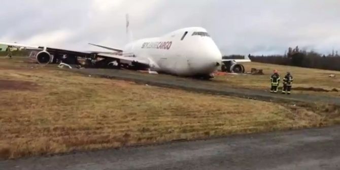 Feuerwehrleute stehen vor dem Frachtflugzeug in Halifax.