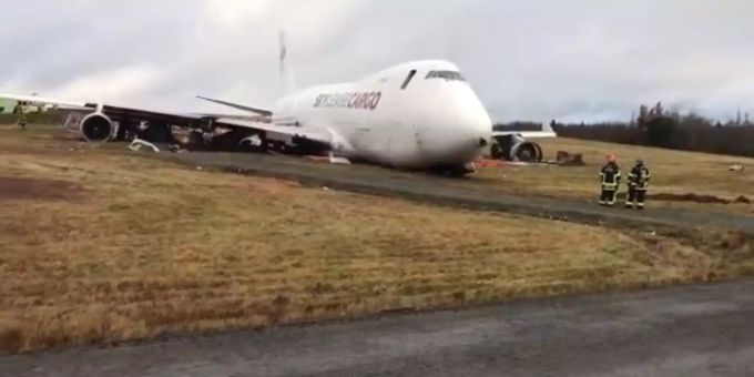 Feuerwehrleute stehen vor dem Frachtflugzeug in Halifax. Feuerwehrleute stehen vor dem Frachtflugzeug in Halifax.