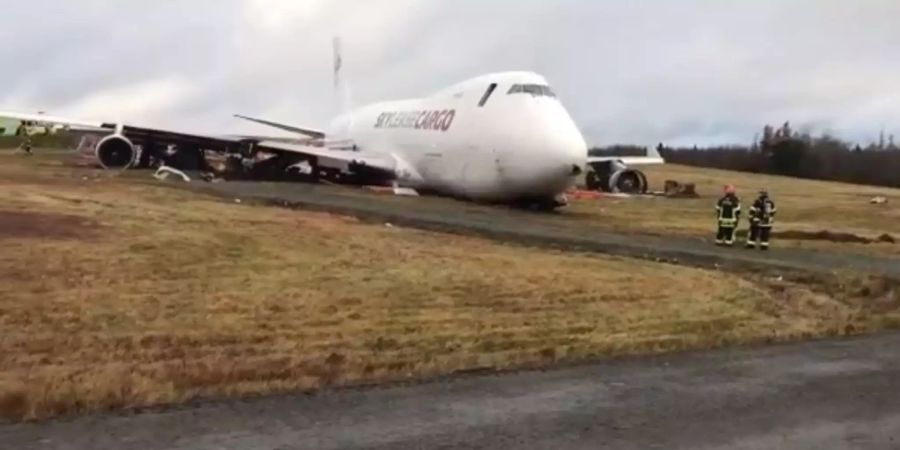 Feuerwehrleute stehen vor dem Frachtflugzeug in Halifax.