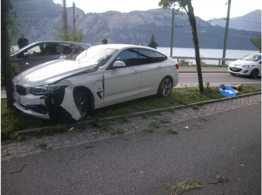Verunfalltes weisses Auto mit Schaden vorne und an der Seite links - zvg Kantonspolizei Uri