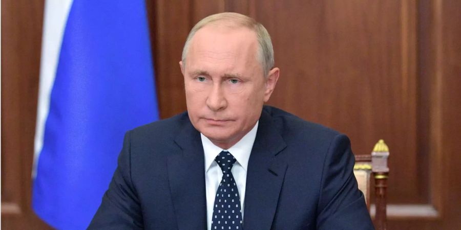 Wladimir Putin, Präsident von Russland, während einer Fernsehansprache im staatlichen Fernsehen, die im Kreml aufgenommen wird.