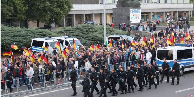 Teilnehmer einer Demonstration der rechtspopulistischen Bewegung Pro Chemnitz ziehen durch die Stadt. Pro Chemnitz