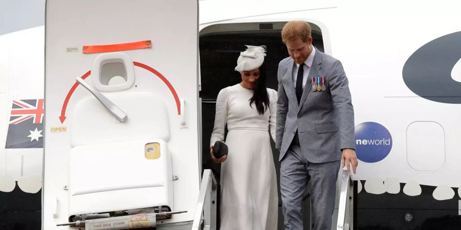 Der britische Prinz Harry, Herzog von Sussex, und seine Frau Meghan, Herzogin von Sussex, steigen nach ihrer Ankunft aus dem Flugzeug in Suva auf den Fidschi-Inseln.